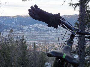 Sykkel, hansker og utsikt