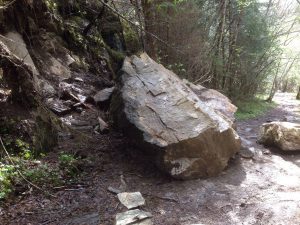 Stor stein i stien