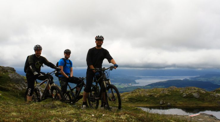 Syklister med fjordbakgrunn