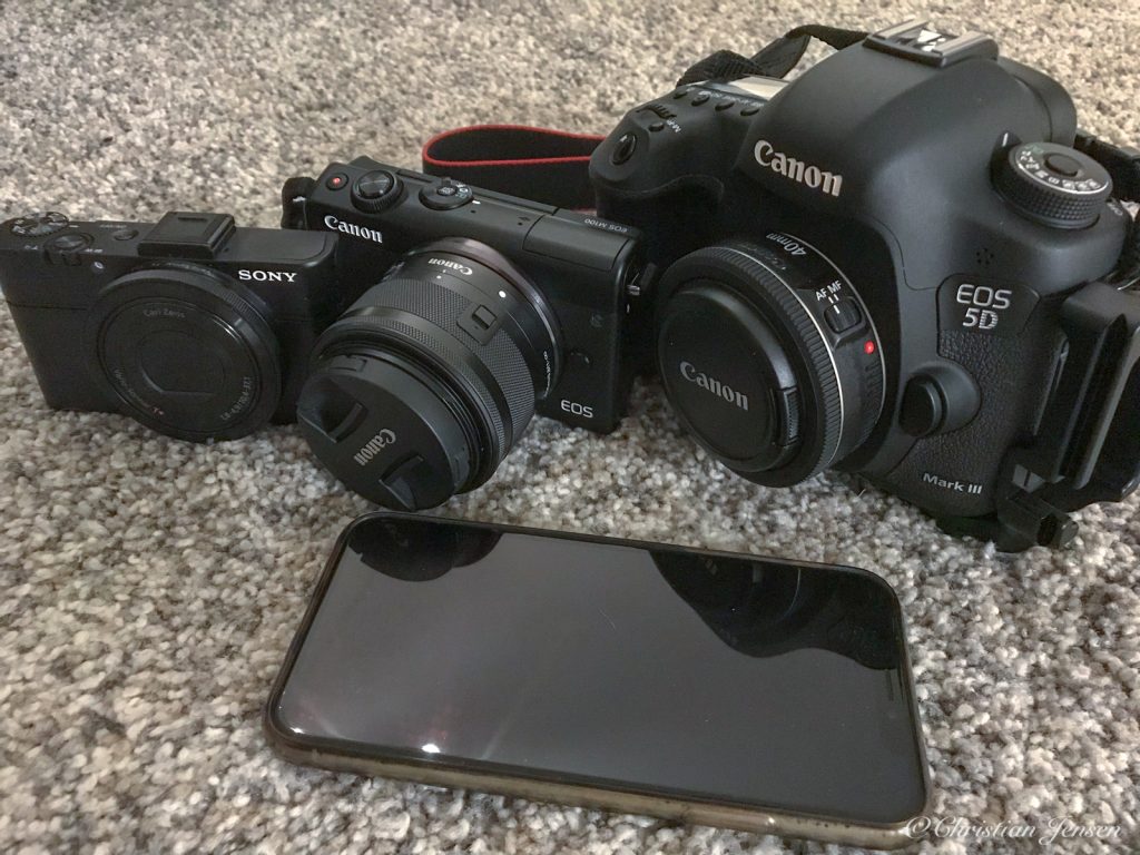 Fra venstre: Sony RX100 mk2, Canon M100, Canon 5D mk3
Foran: iPhone X